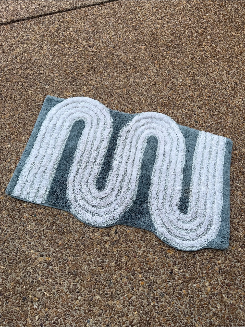 WEST ELM SWOOSH Gray and White Wave-Pattern Bath Mat